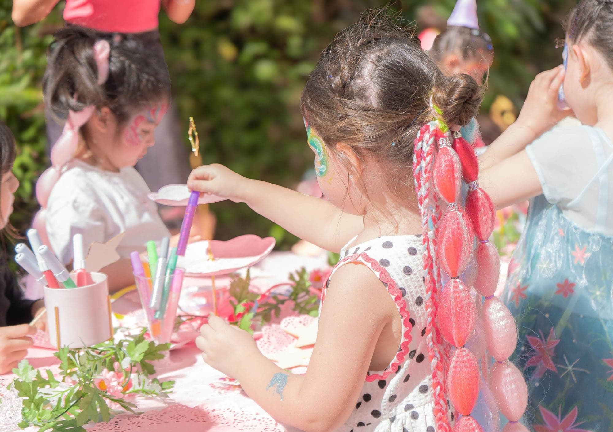 Niñas pintan con lápices de colores en la mesa