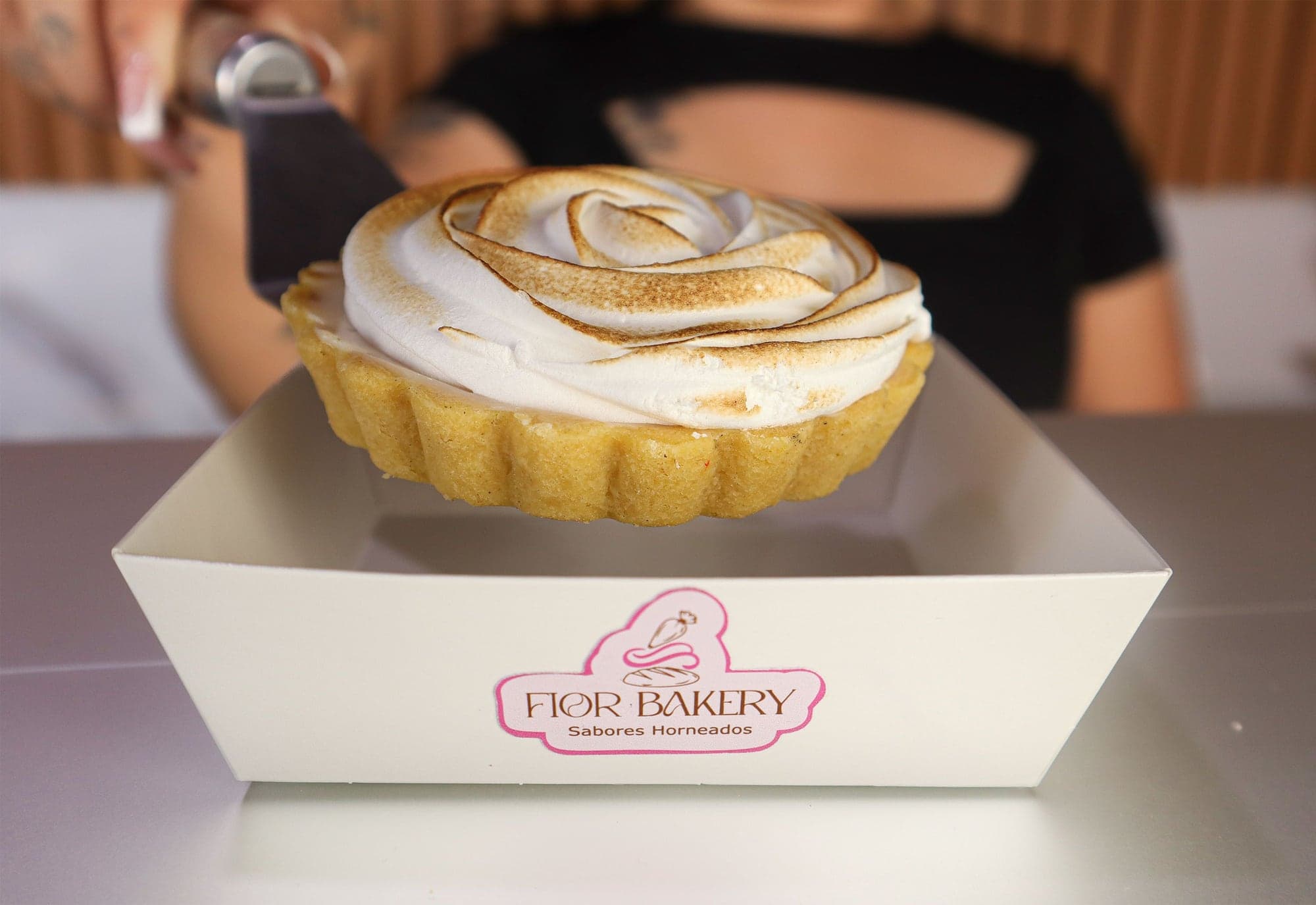Tartaleta de merengue servida en una caja de Fior Bakery