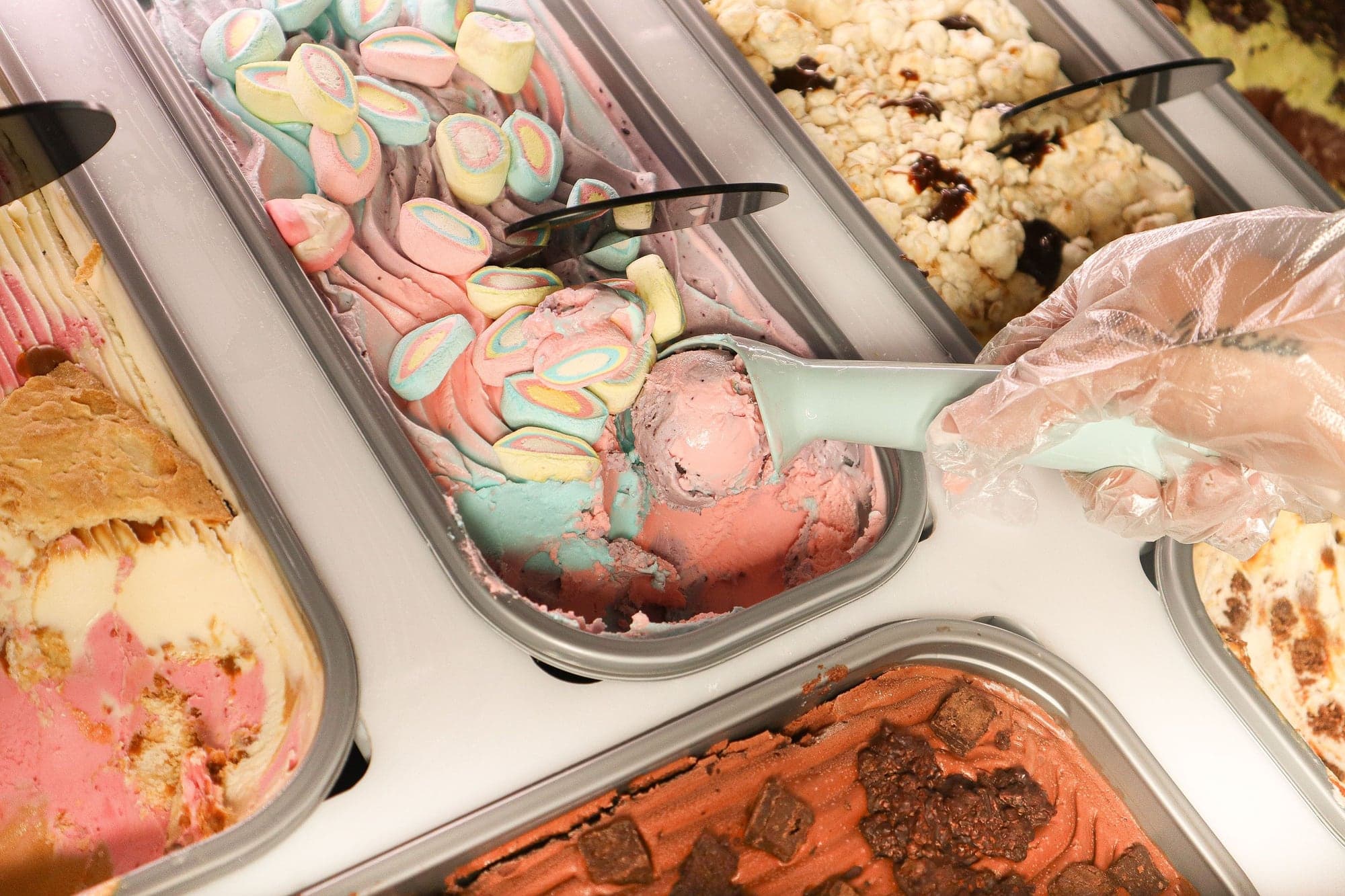 Helados con malvaviscos y toppings en la vitrina