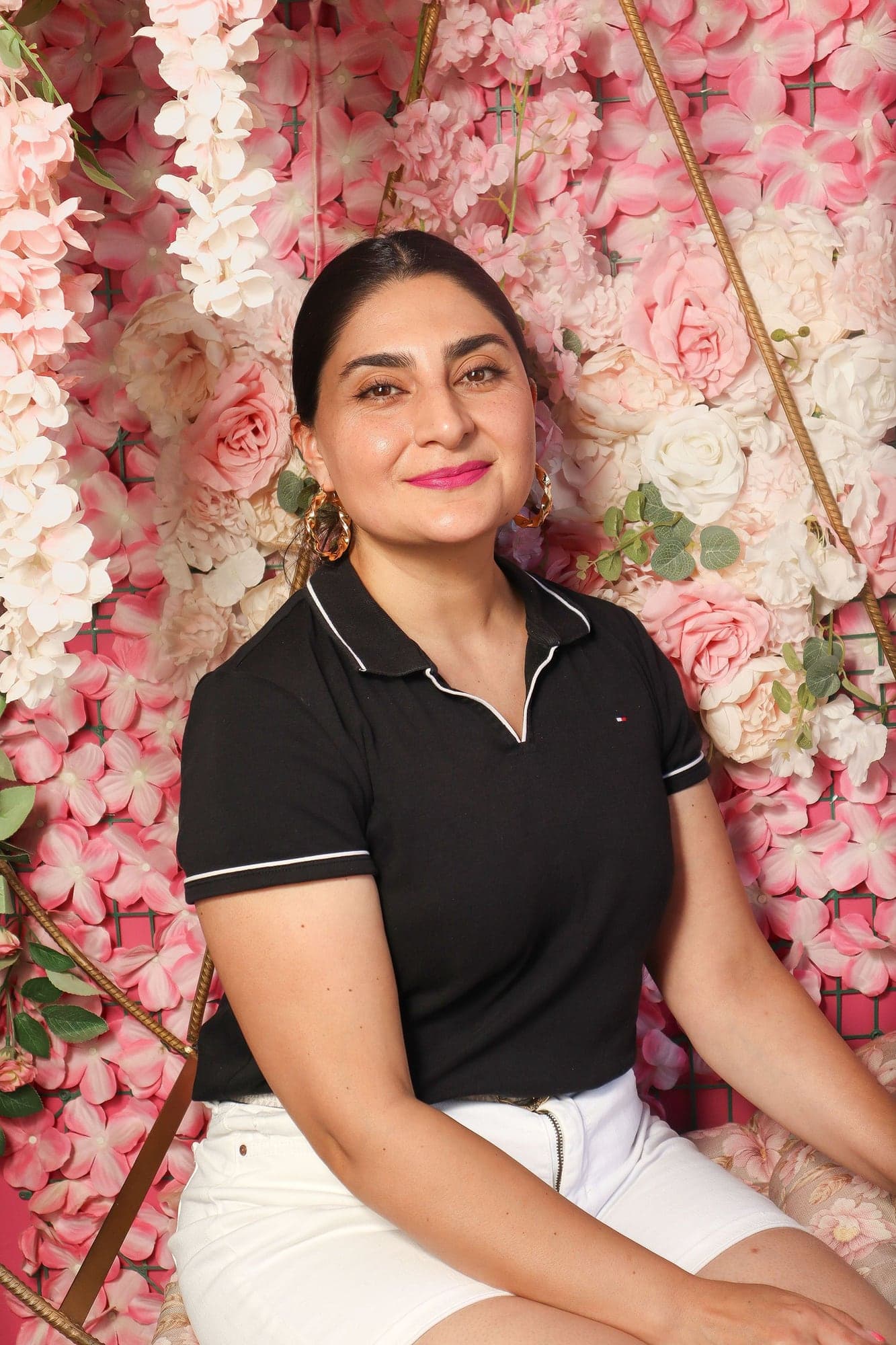 Retrato de marca frente a un muro de flores