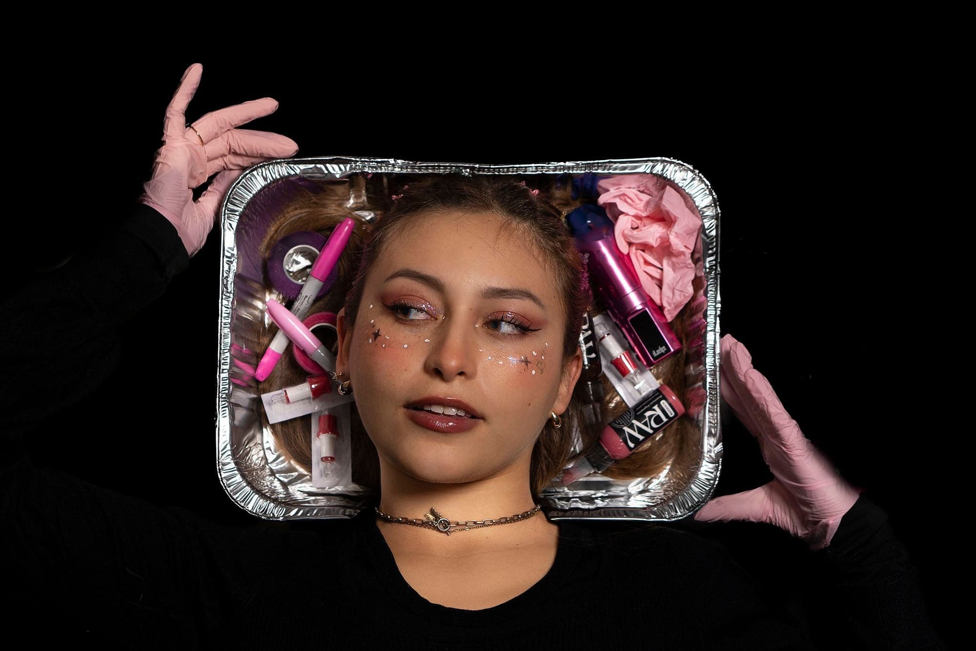 Retrato con guantes rosados y brillos en el rostro
