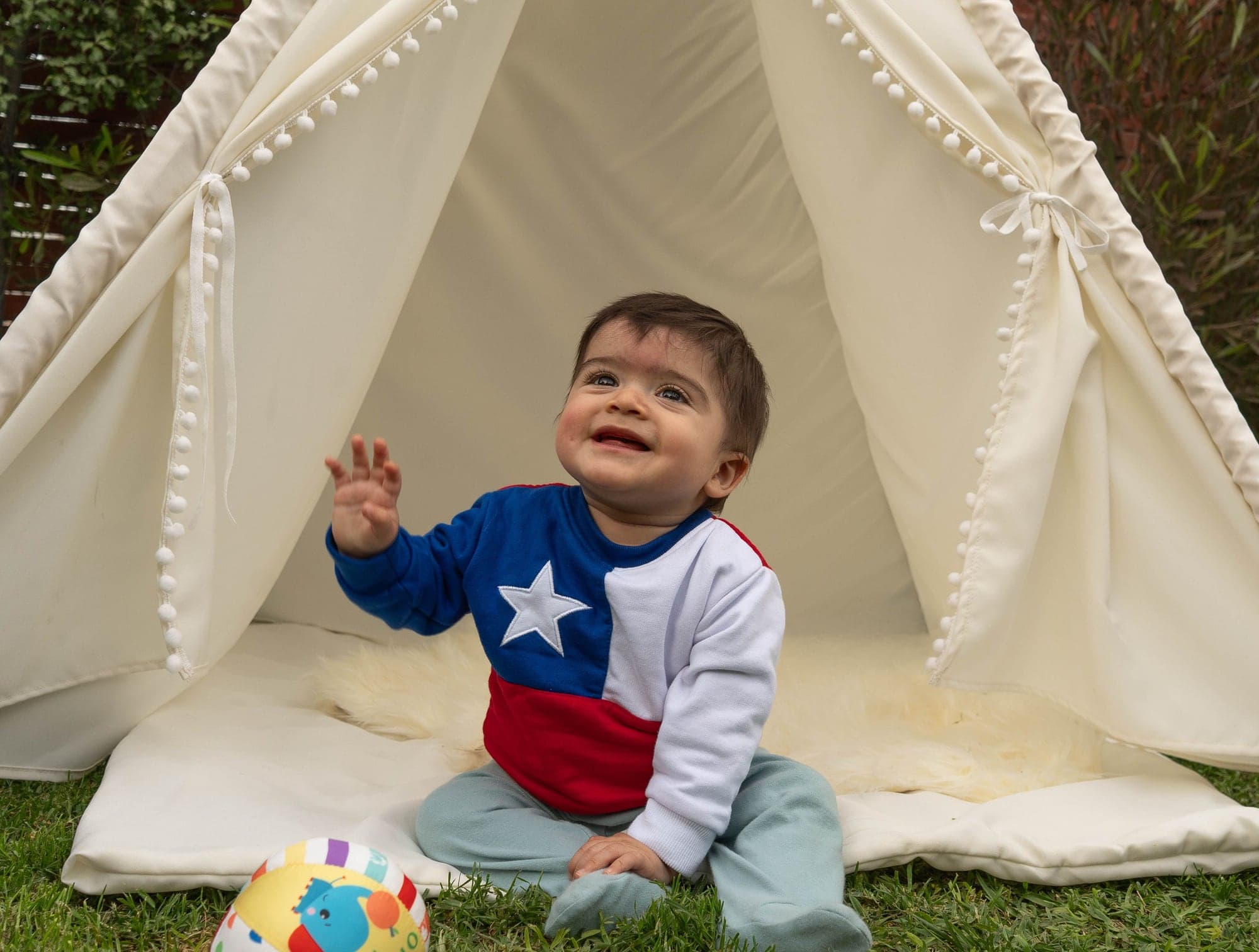 Rafita saluda con la mano frente al tipi