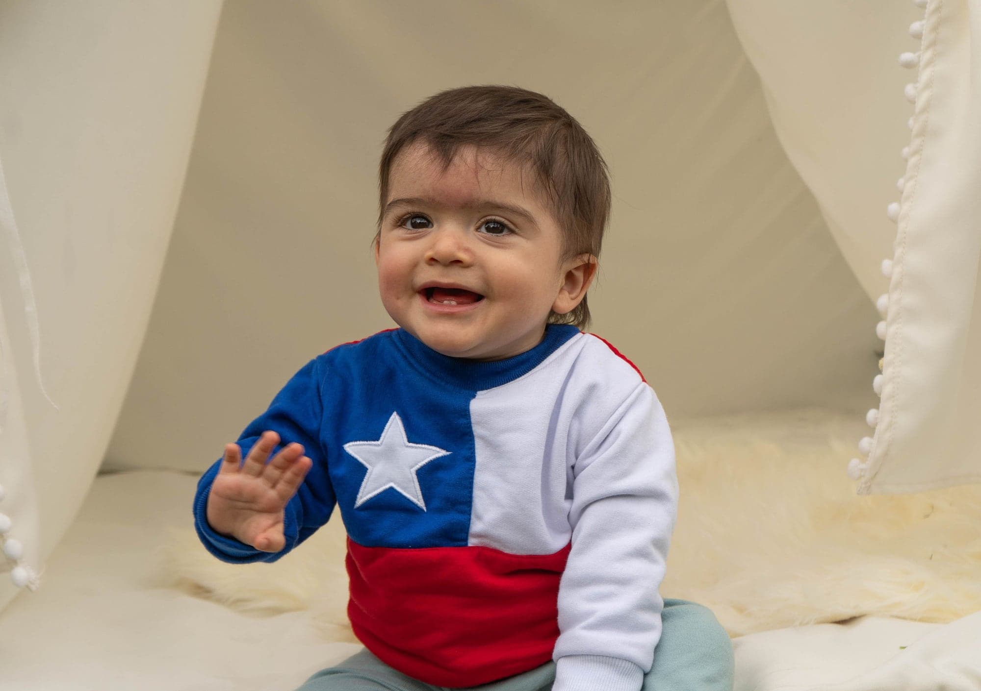 Rafita ríe y saluda a la cámara