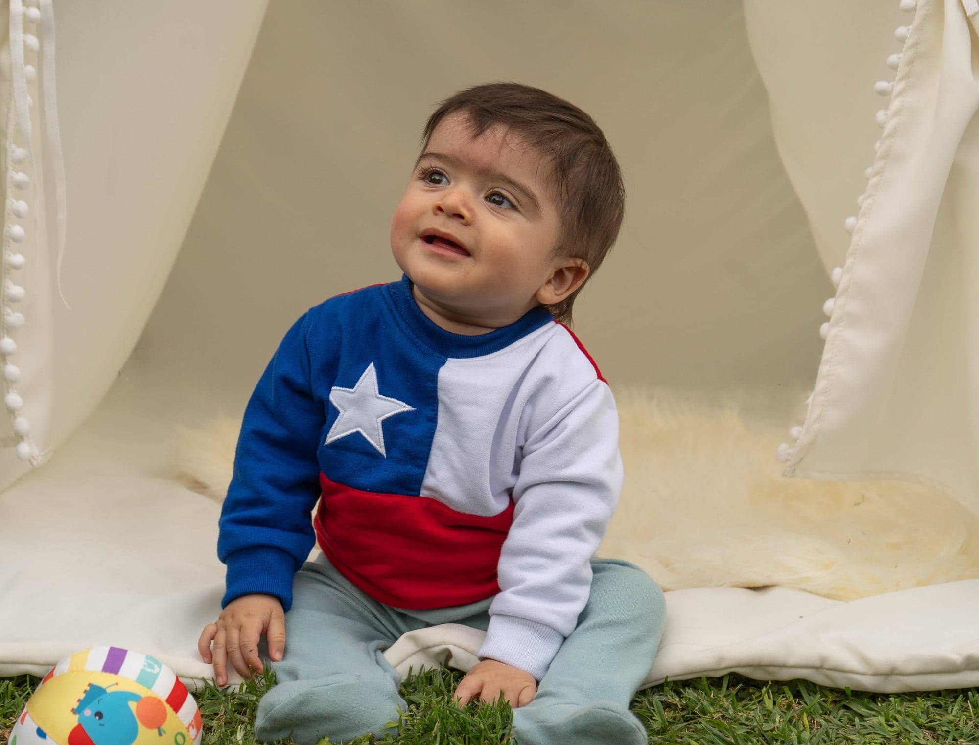 Rafita mira hacia arriba junto a su pelota
