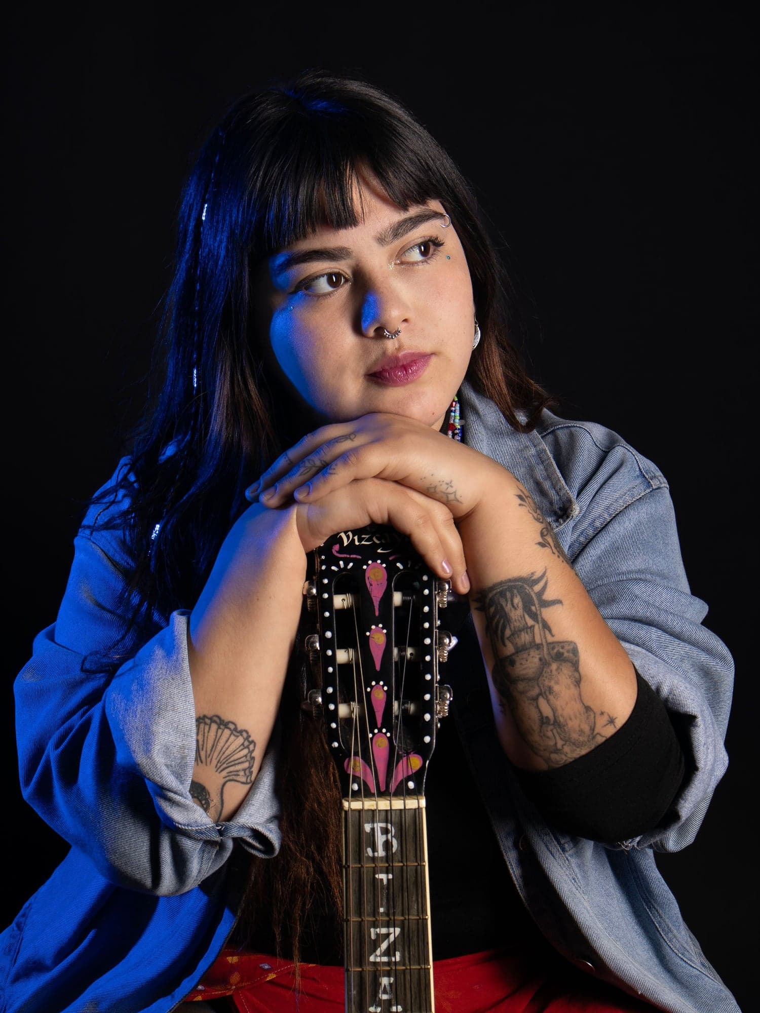 Vai apoya el mentón en el mástil de su guitarra