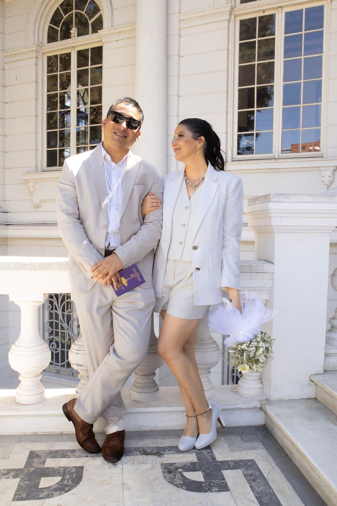 Los novios posan en la entrada del palacio