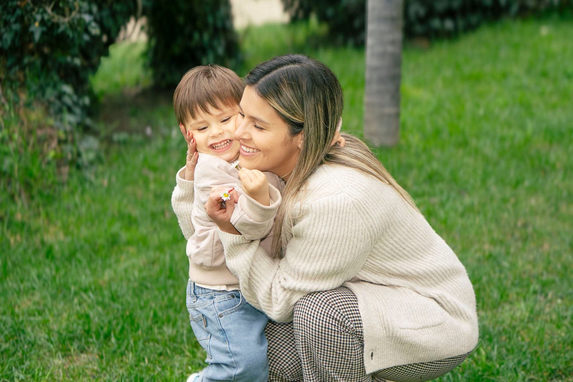Valentino abraza a su mamá en el pasto