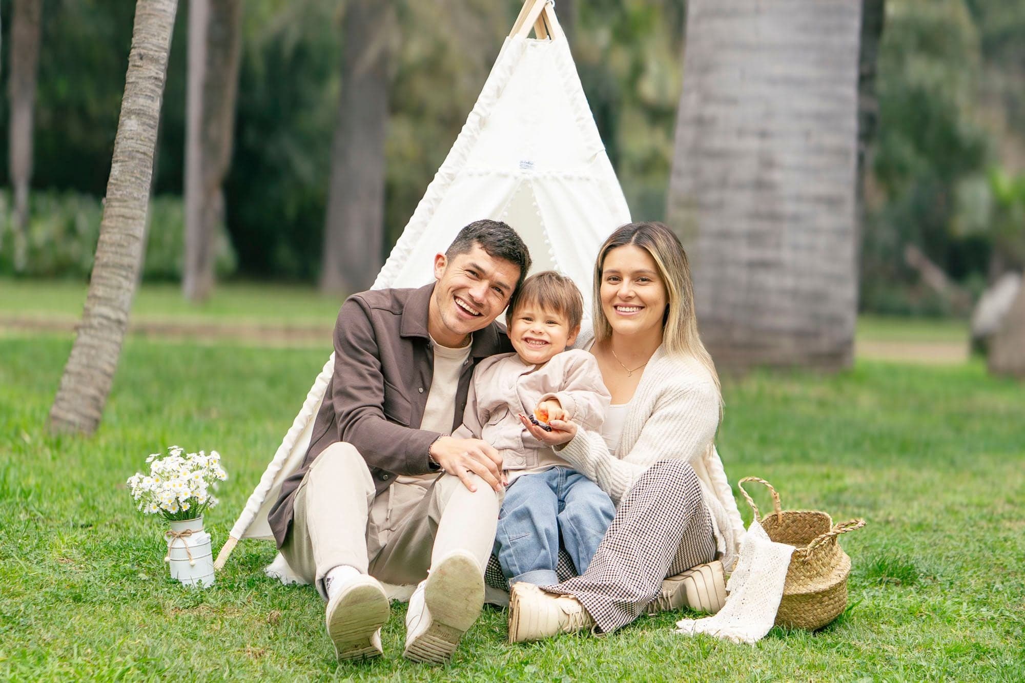 Valentino y sus papás posan frente al tipi