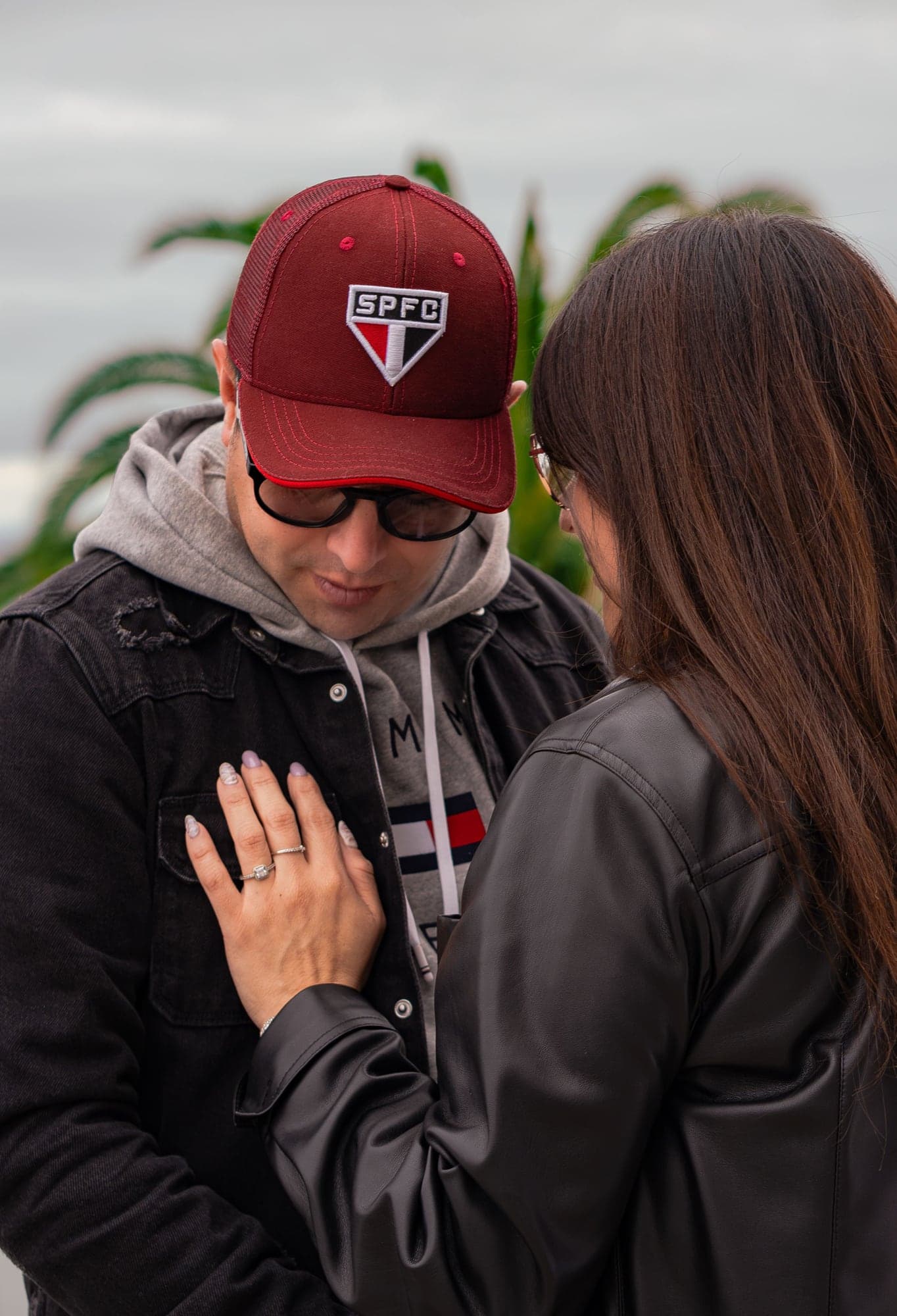 Valeska apoya la mano con su anillo en el pecho de Luis